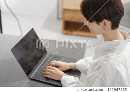 經營個人電腦的中年婦女 123947385