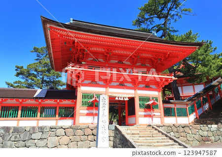 【島根縣】晴天的三咲神社樓門 【島根縣】晴天的三咲神社樓門 123947587