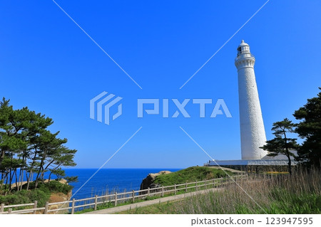 [Shimane Prefecture] Izumo sun Gyoza lighthouse under fine weather 123947595