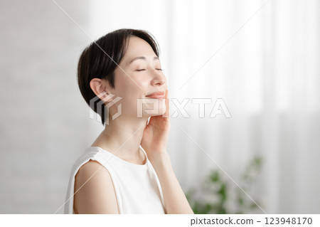 中年女性美容保養 中年女性美容保養 123948170