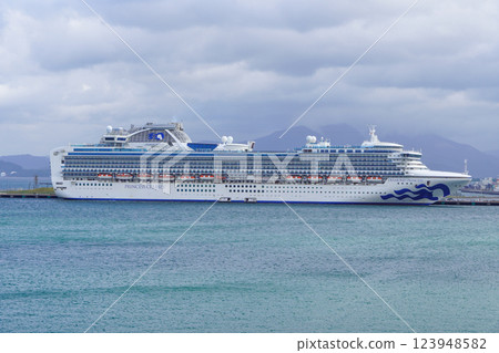 Diamond Princess (luxury cruise ship) Diamond Princess (luxury cruise ship) 123948582