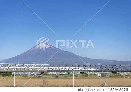 穿越富士山和富士河大橋的東海道新幹線 123948676