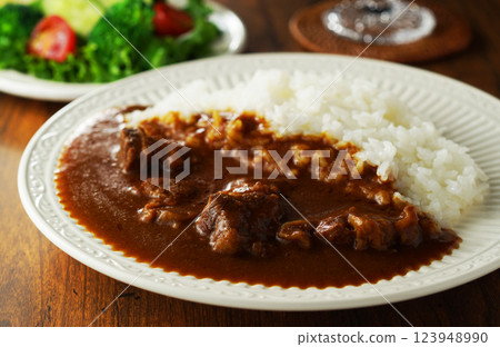 Beef curry and green salad 123948990