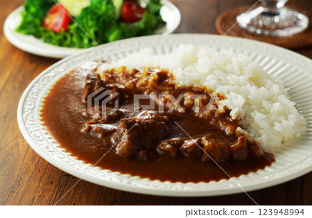 咖哩牛肉和蔬菜沙拉 咖哩牛肉和蔬菜沙拉 123948994