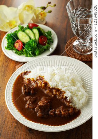 Beef curry and green salad 123949026