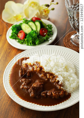 Beef curry and green salad 123949027
