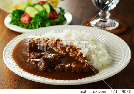 Beef curry and green salad 123949028