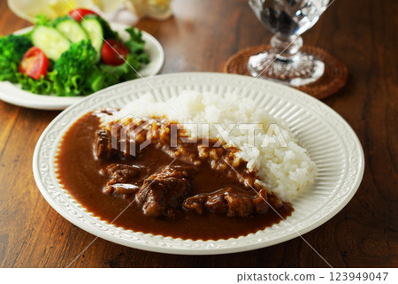 Beef curry and green salad 123949047