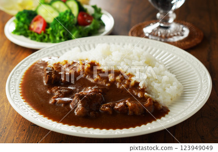 Beef curry and green salad 123949049