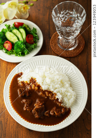Beef curry and green salad Beef curry and green salad 123949053