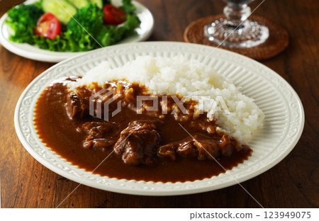 咖哩牛肉和蔬菜沙拉 123949075