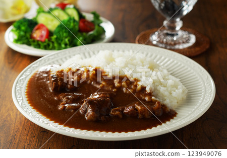 Beef curry and green salad 123949076