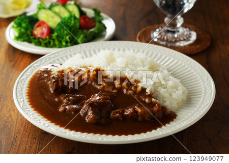 Beef curry and green salad 123949077
