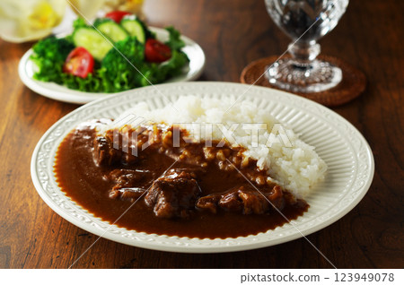 Beef curry and green salad 123949078