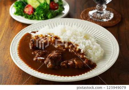 咖哩牛肉和蔬菜沙拉 咖哩牛肉和蔬菜沙拉 123949079