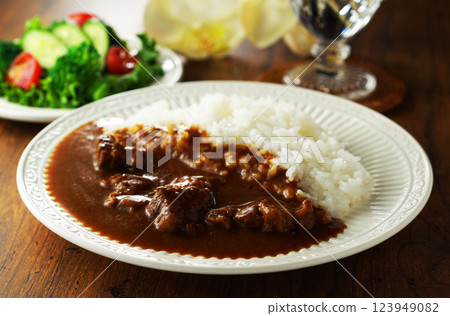 Beef curry and green salad 123949082