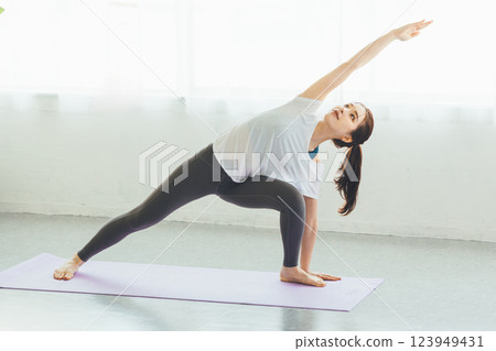 Women who do yoga Women who do yoga 123949431