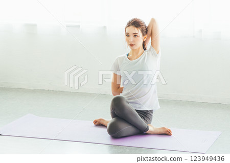 Women who do yoga 123949436