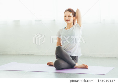 Women who do yoga Women who do yoga 123949437