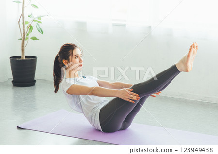 Women who do yoga 123949438