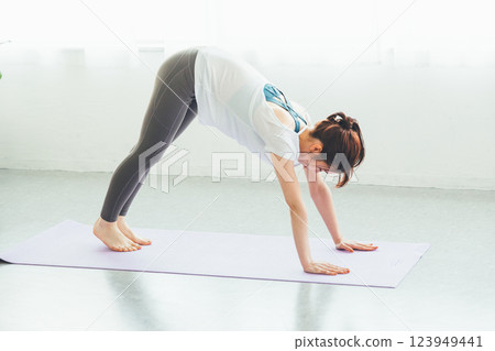 Women who do yoga Women who do yoga 123949441