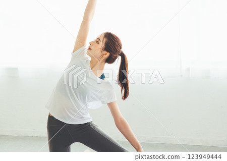 Women who do yoga 123949444