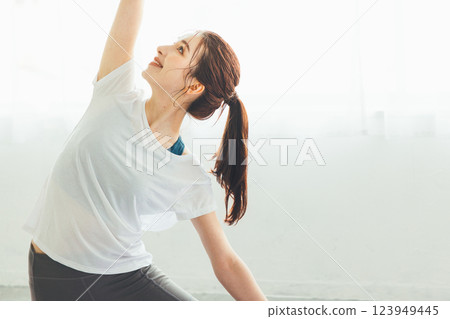 做瑜伽的女人 123949445