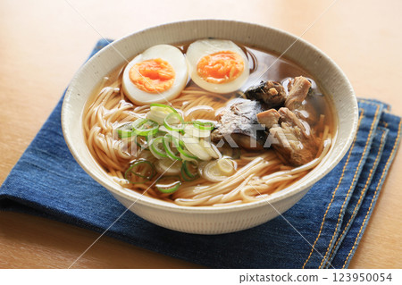 美味的烏龍麵配上煮熟的鯖魚 美味的烏龍麵配上煮熟的鯖魚 123950054