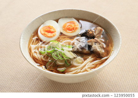 美味的烏龍麵配上煮熟的鯖魚 123950055