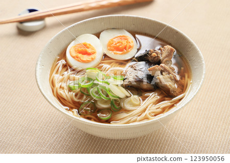 美味的烏龍麵配上煮熟的鯖魚 美味的烏龍麵配上煮熟的鯖魚 123950056