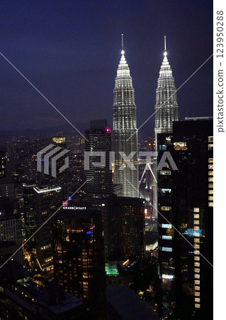 Kuala Lumpur Petronas Twin Towers night view 123950288
