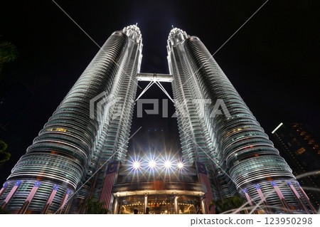 Kuala Lumpur Petronas Twin Towers night view 123950298