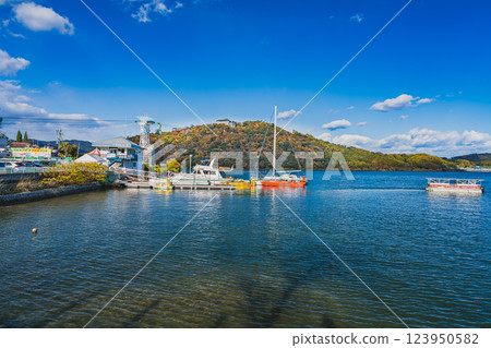 A ship moored at Kanzanji in Hamamatsu City (Shizuoka Prefecture) 123950582