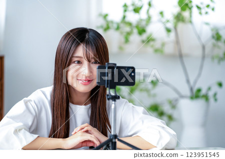 微笑的女人拍攝視頻 123951545