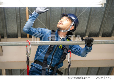 一名男子在高空檢查電力 123951569