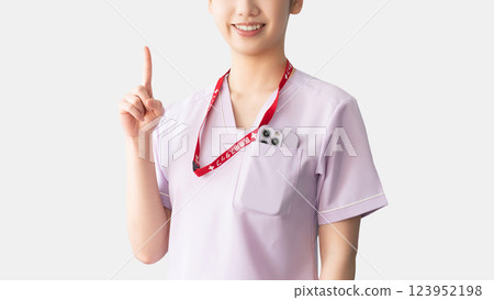 一名女醫護人員用食指向上指 123952198