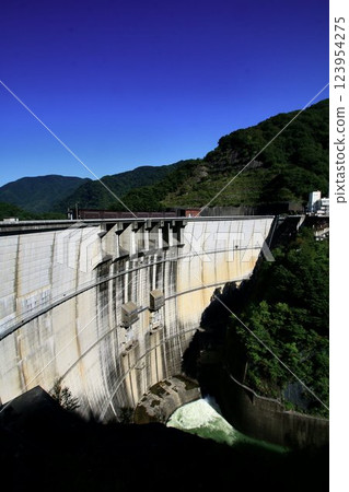 美麗的弧形拱壩…在大自然中充滿水的“川路水壩” 123954275