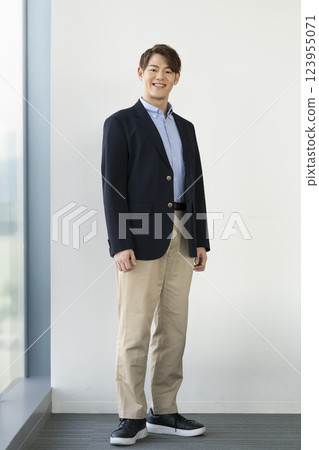 一名 30 多歲的男子對著鏡頭微笑 一名 30 多歲的男子對著鏡頭微笑 123955071