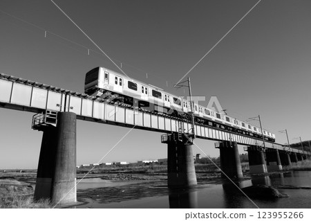 Hachiko Line train crossing the Tamagawa railway bridge 123955266