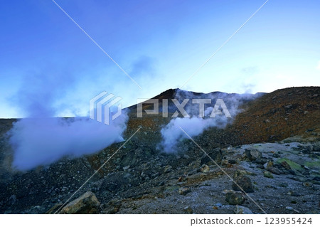 北海道大雪山山脈的朝日火山口 123955424