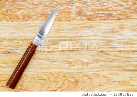 木製背景水果刀 123955652