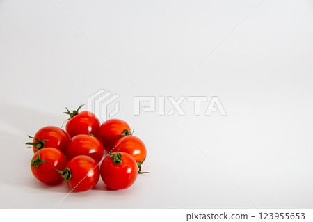 白色背景下的櫻桃番茄 123955653