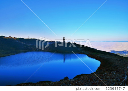 View of Sugatami Pond and the sea of clouds from Mount Asahi, the main peak of the Daisetsuzan mountain range 123955747