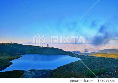 大雪山主峰旭岳、姿見池、雲海 大雪山主峰旭岳、姿見池、雲海 123955780