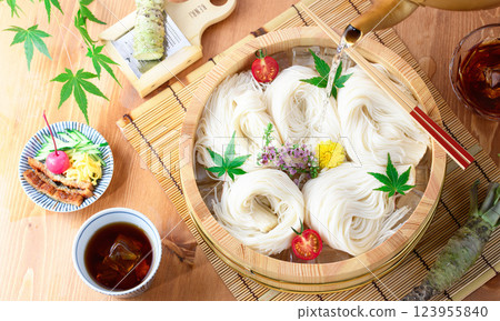 Somen noodles served in a somen tub (aerial view) 123955840