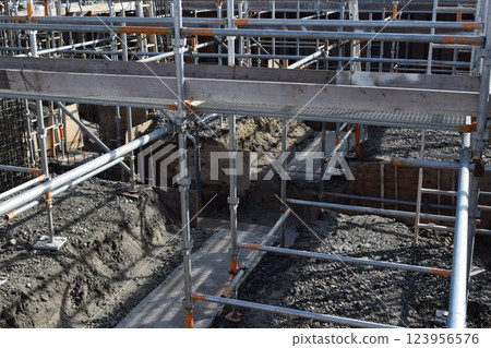 在工地安裝的腳手架 123956576