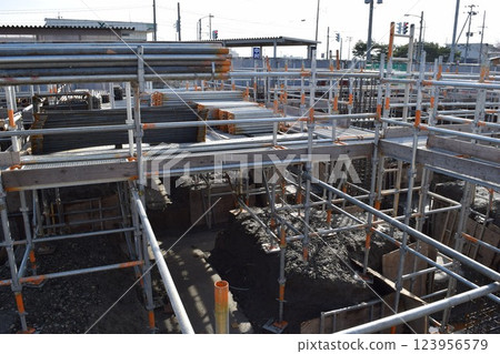 在工地安裝的腳手架 在工地安裝的腳手架 123956579