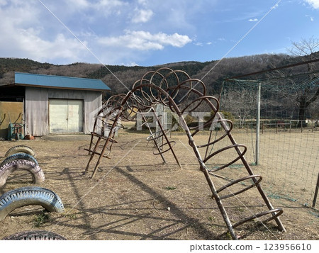已停辦的校園咖啡廳，仍保留許多懷舊物品 舊小川小學下里分校 123956610