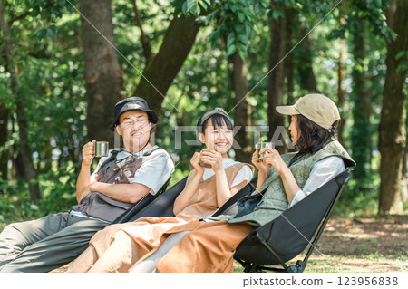 Parents and children/families chairing in parks and campsites 123956838