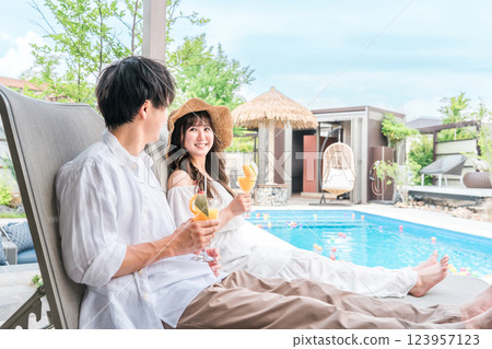 一對夫婦在旅行時坐在度假酒店的泳池邊 123957123